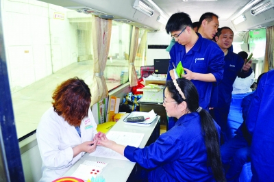 《河北工人报》图片新闻：职工献血