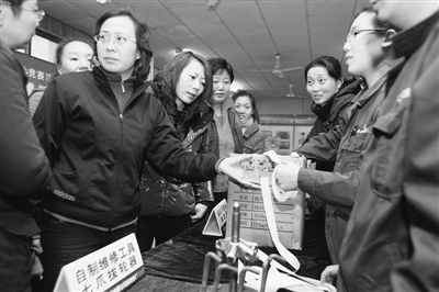 《河北工人报》mg冰球突破制剂分厂职工们围绕着一款“撕标”的小发明热议