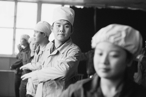 《河北工人报》：无语乐章 情动灯检工