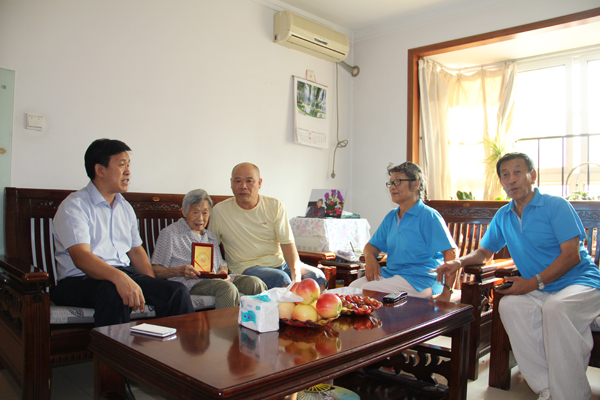 mg冰球突破领导开展慰问老战士、老同志活动<br />