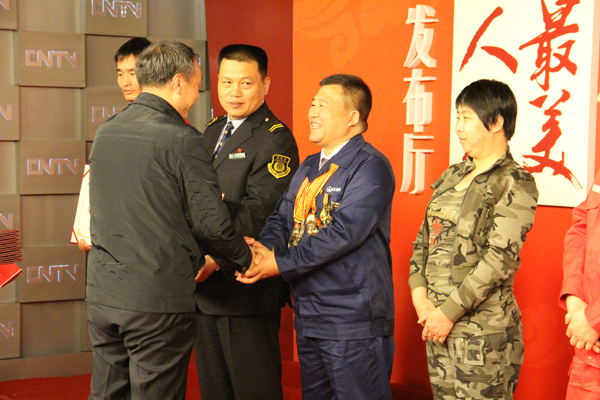 冰球突破-冰球突破豪华版_mg冰球游戏制药职工齐名获评全国“最美职工”