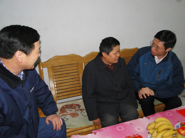 省总工会副主席刘书为走访慰问mg冰球突破特困职工