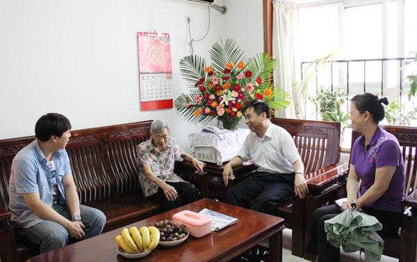 冰球突破-冰球突破豪华版_mg冰球游戏制药领导“八一”走访慰问老红军<br />