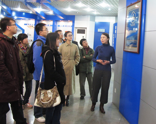 北京大学教授到冰球突破-冰球突破豪华版_mg冰球游戏制药参观交流<br />