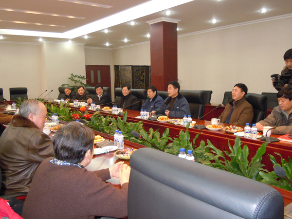 mg冰球突破集团公司召开老干部新春茶话会