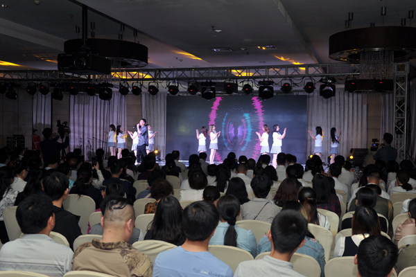 mg冰球突破团委举办“五四”表彰暨“芳华六十载 青春正当时”青年歌咏会